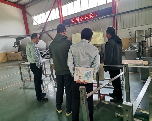 濟(jì)南寵物食品加工廠薛總一行來(lái)公司考察真空滾揉機(jī)擠出機(jī)等(圖1) 濟(jì)南寵物食品加工廠薛總一行來(lái)公司考察真空滾揉機(jī)擠出機(jī)等(圖1)