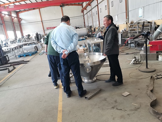 濟(jì)南寵物食品加工廠薛總一行來(lái)公司考察真空滾揉機(jī)擠出機(jī)等(圖2) 濟(jì)南寵物食品加工廠薛總一行來(lái)公司考察真空滾揉機(jī)擠出機(jī)等(圖2)